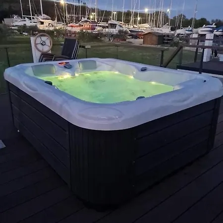 Semesterbostad Floating House Varoni
