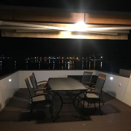 Floating House Varoni * Pula