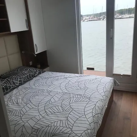 Floating House Varoni Ferienhaus Pula